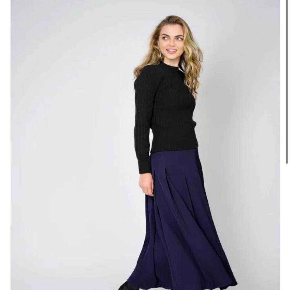 Solei Fame on Central 
Cable knit sweater